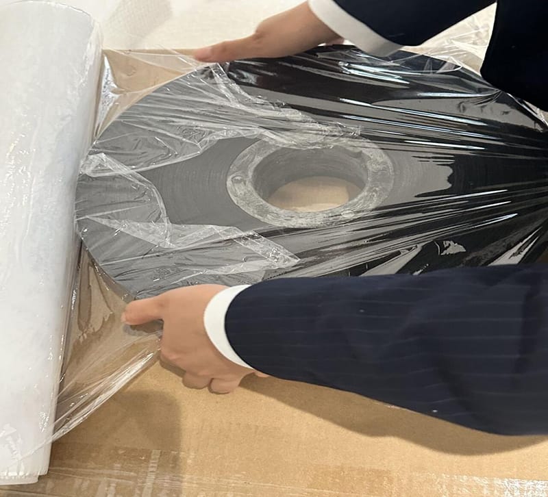 Образец полупроводящей тканой ленты толщиной 0,11 мм упаковывается для отправки 